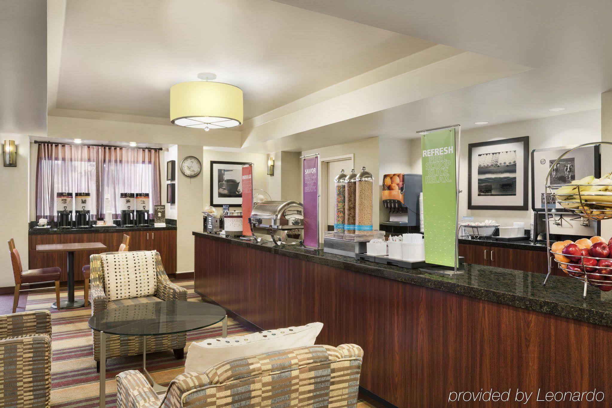 Hampton Inn Portland Airport Exterior photo