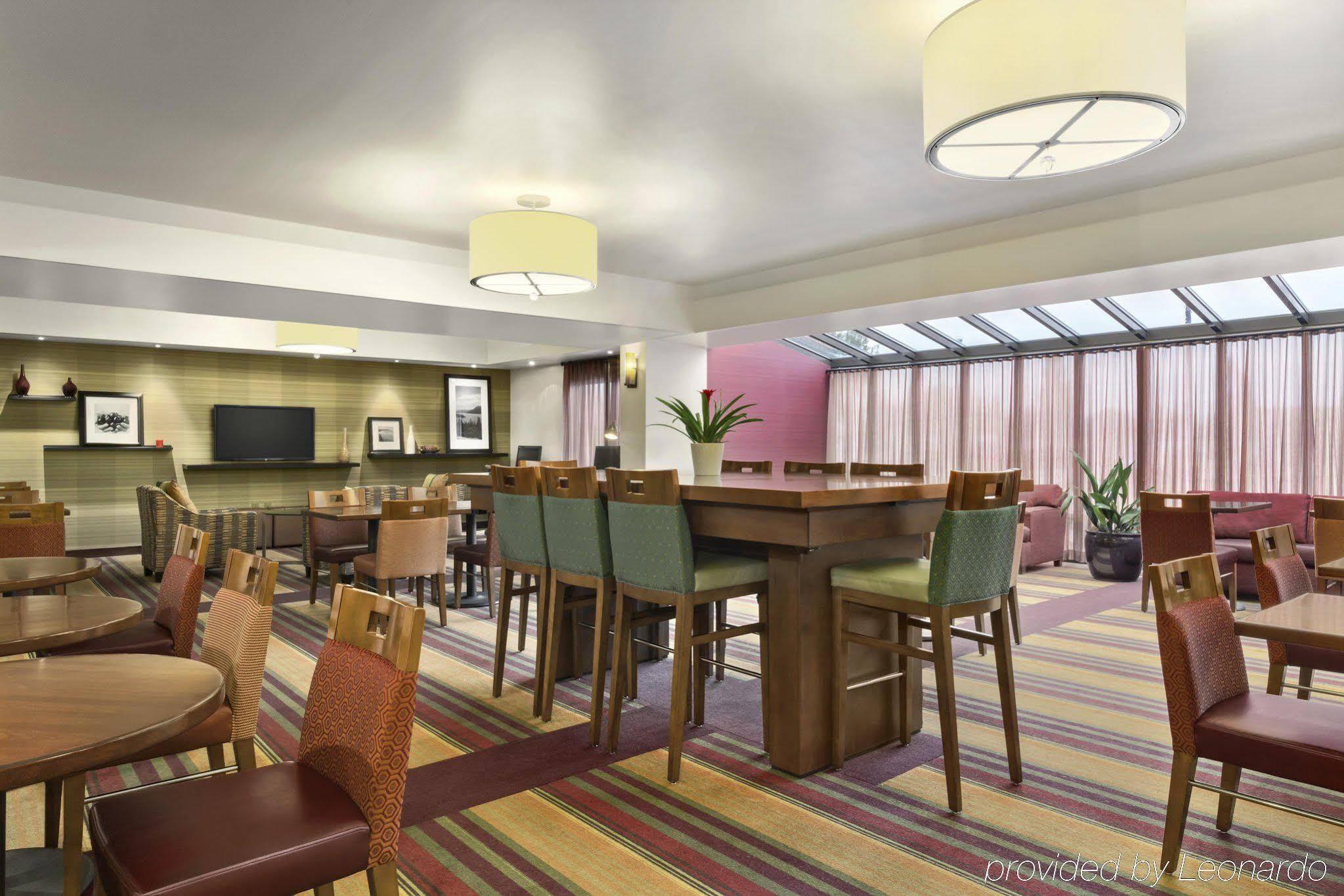 Hampton Inn Portland Airport Exterior photo